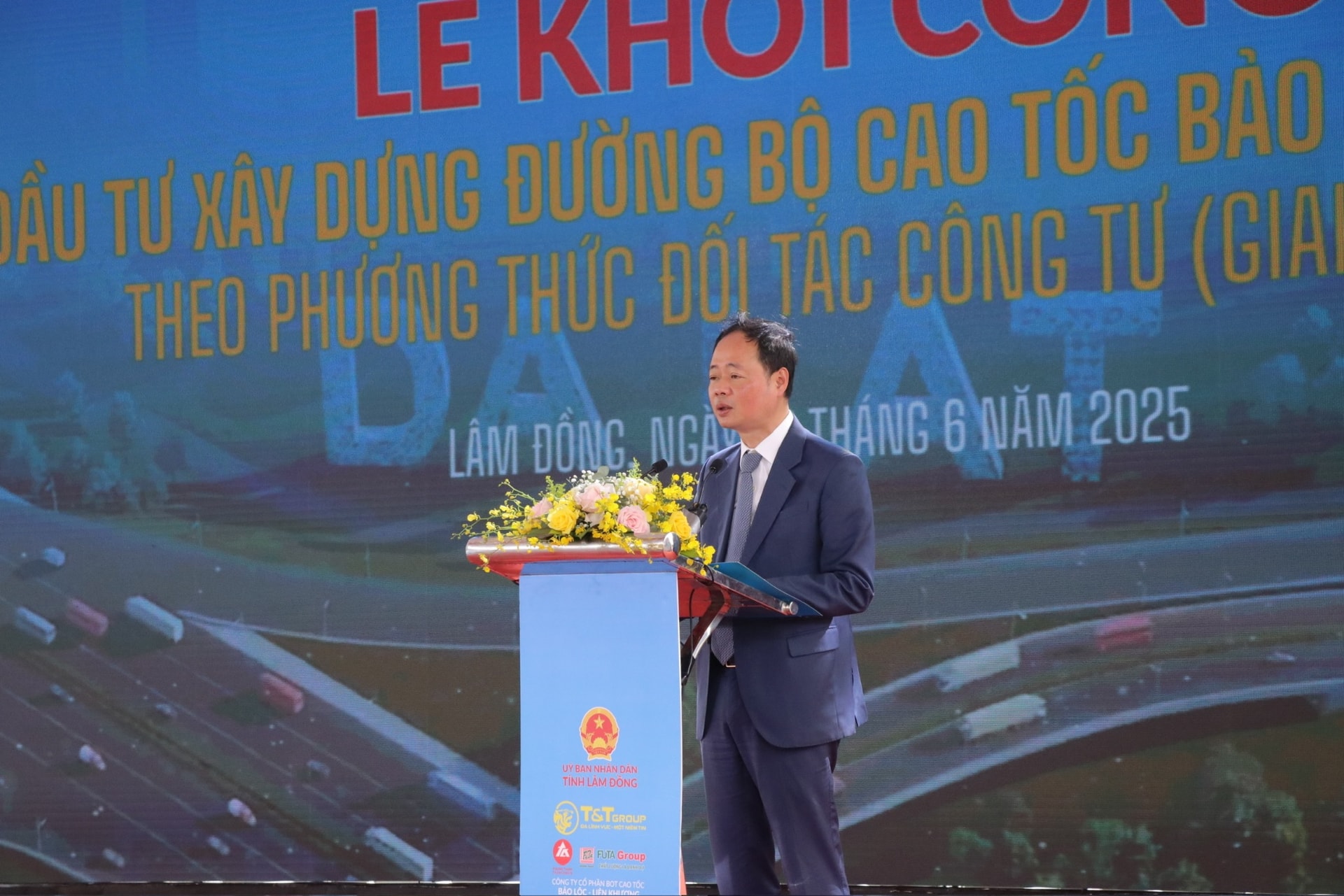 Khởi công dự án