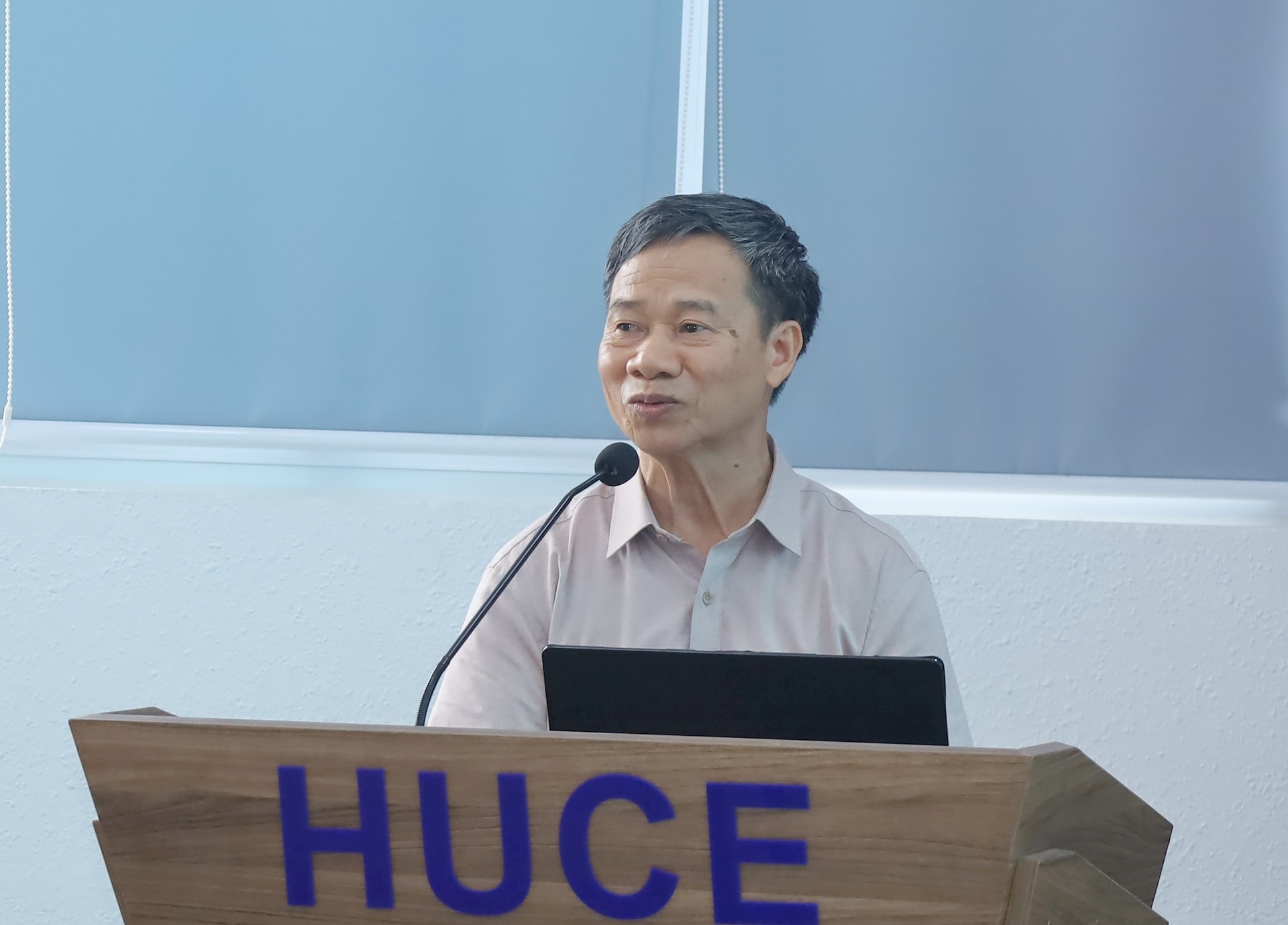 Phó Chủ tịch Hội Cơ học Hà Nội Nguyễn Trường Duy trình bày giải pháp sử dụng nước sông Đà để hồi sinh những dòng sông Hà Nội. Ảnh: Kim Nhuệ