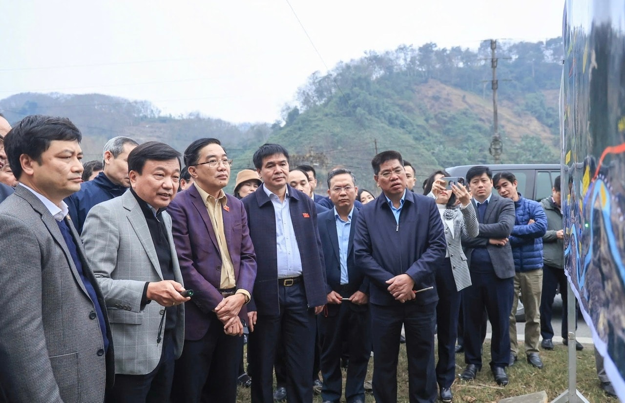 quoc-hoi-khao-sat-duong-sat.jpg